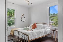 🌿 Jungle Nook by Jungle House | Downtown Chillicothe | Private Parking | 5,800+ Reviews | Walk to Historic District - Image 2
