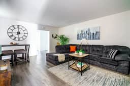 🌿Casa Uno by Jungle House | Downtown & Short North | Private Parking | 5,800+ Reviews | Near Convention Center & Nationwide Arena & Ohio State | Walk to High Street - Image 3
