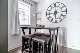 🌿Casa Uno by Jungle House | Downtown & Short North | Private Parking | 5,800+ Reviews | Near Convention Center & Nationwide Arena & Ohio State | Walk to High Street - Image 5