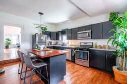 🌿Blue Casita by Jungle House | 5,800+ Reviews | Near Nationwide Arena, OSU & Convention Center | Downtown & Short North | Walkable to High Street | Free Parking  🌿 Blue Casita by Jungle House | Walkable to High Street | Near Na - Image 4