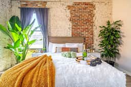 🌿Jungle Vibe by Jungle House | Downtown & Short North | Free Parking | 5,800+ Reviews | Near Convention Center & Nationwide Arena & Ohio State | Walk to High Street - Image 2