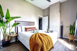 🌿Jungle Vibe by Jungle House | Downtown & Short North | Free Parking | 5,800+ Reviews | Near Convention Center & Nationwide Arena & Ohio State | Walk to High Street - Image 4