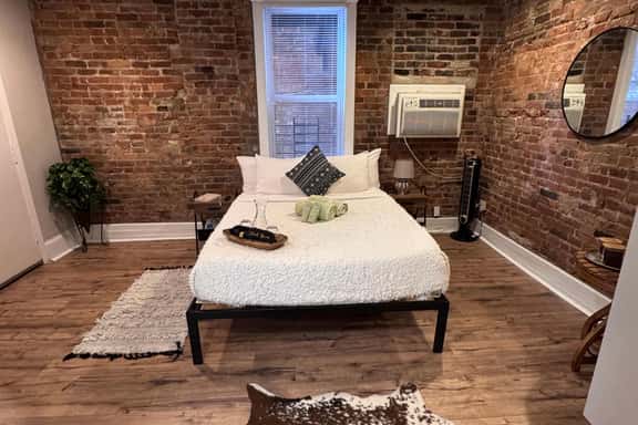 🌿 The Brickbox by Jungle House | Downtown & Short North | Near OSU, Arena & Convention Center | Private Parking - Image 1