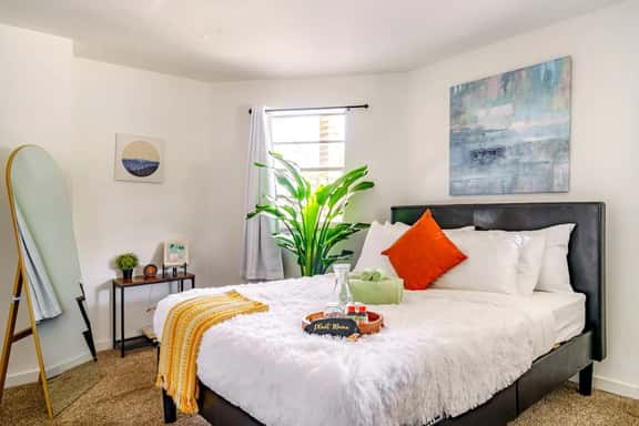 🌿Casa Uno by Jungle House | Downtown & Short North | Private Parking | 5,800+ Reviews | Near Convention Center & Nationwide Arena & Ohio State | Walk to High Street - Image 1