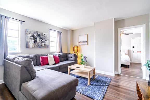 🌿Casa Dos by Jungle House | Downtown & Short North | Private Parking | 5,800+ Reviews | Near Convention Center & Nationwide Arena & Ohio State | Walk to High Street - Image 1