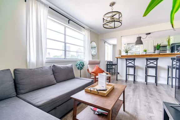 🌿Casa Tres by Jungle House | Downtown & Short North | Private Parking | 5,800+ Reviews | Near Convention Center & Nationwide Arena & Ohio State | Walk to High Street - Image 1