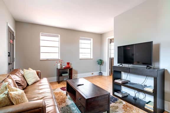 🌿Casa Quatro by Jungle House | Downtown & Short North | Private Parking | 5,800+ Reviews | Near Convention Center & Nationwide Arena & Ohio State | Walk to High Street - Image 1