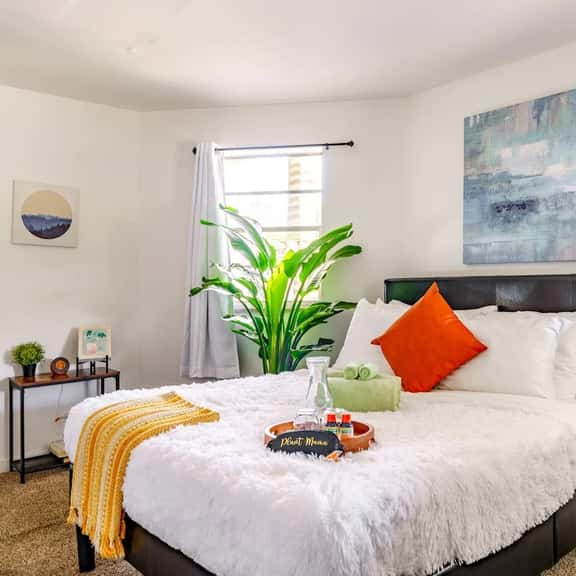 🌿Casa Uno by Jungle House | Downtown & Short North | Private Parking | 5,800+ Reviews | Near Convention Center & Nationwide Arena & Ohio State | Walk to High Street - Image 1