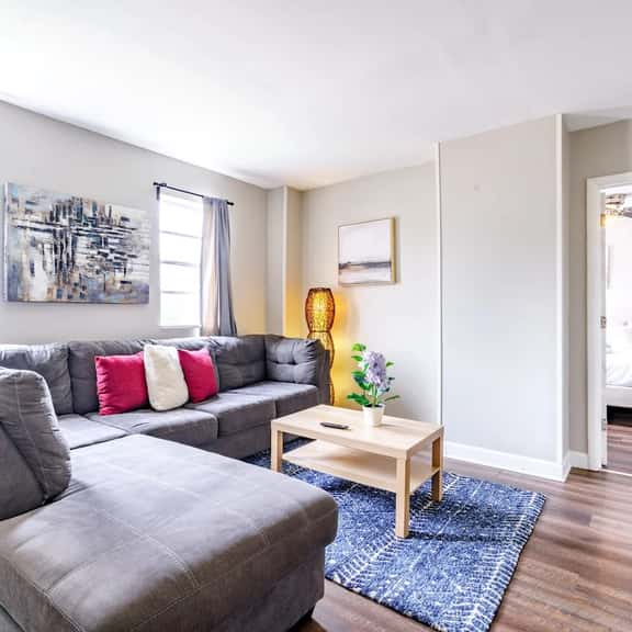 🌿Casa Dos by Jungle House | Downtown & Short North | Private Parking | 5,800+ Reviews | Near Convention Center & Nationwide Arena & Ohio State | Walk to High Street - Image 1
