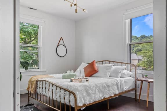 🌿 Jungle Nook by Jungle House | Downtown Chillicothe | Private Parking | 5,800+ Reviews | Walk to Historic District - Image 2