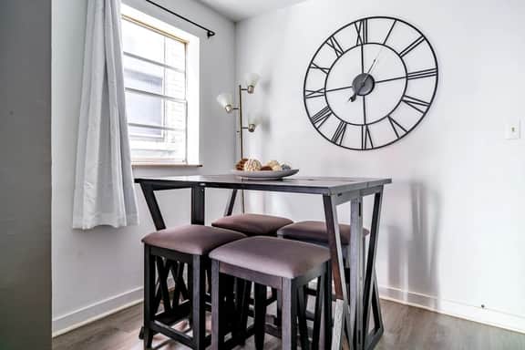 🌿Casa Uno by Jungle House | Downtown & Short North | Private Parking | 5,800+ Reviews | Near Convention Center & Nationwide Arena & Ohio State | Walk to High Street - Image 5
