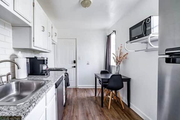 🌿Casa Dos by Jungle House | Downtown & Short North | Private Parking | 5,800+ Reviews | Near Convention Center & Nationwide Arena & Ohio State | Walk to High Street - Image 4