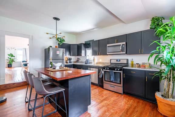 🌿Blue Casita by Jungle House | 5,800+ Reviews | Near Nationwide Arena, OSU & Convention Center | Downtown & Short North | Walkable to High Street | Free Parking  🌿 Blue Casita by Jungle House | Walkable to High Street | Near Na - Image 4