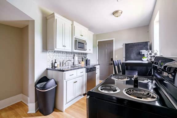 🌿Casa Quatro by Jungle House | Downtown & Short North | Private Parking | 5,800+ Reviews | Near Convention Center & Nationwide Arena & Ohio State | Walk to High Street - Image 3